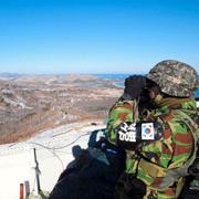 Arkivbild: En sydkoreansk soldat vid en vaktpost i närheten av Goseong, i samma område som den nordkoreanske mannen tog sig i land. 