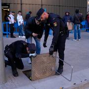 Poliser kontrollerar och stänger av dagvattenbrunnar intill Santiago Bernabeustadion efter terrorhoten mot tisdagens kvartsfinaler i Champions League. 