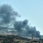 Rök stiger från en oljedepå efter en israelisk attack på lördagen.