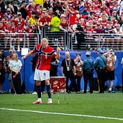 Erling Braut Haaland tar över trumman för den norska rodden efter segern.