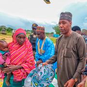 Delstaten Bornos guvernör Babagana Zulum tillsammans med en av de befriade Chibok-flickorna.