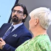 Äldre- och socialförsäkringsminister Anna Tenje (M) och Amir Rostami. 