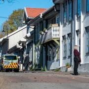 Polis på gatan där flera personer dödades i Kongsberg. 