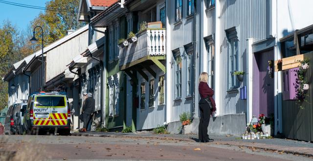 Polis på gatan där flera personer dödades i Kongsberg.  Terje Pedersen / TT NYHETSBYRÅN