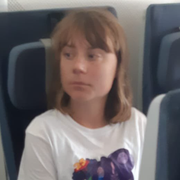 Greta Thunberg ombord på planet på väg hem till Sverige. 