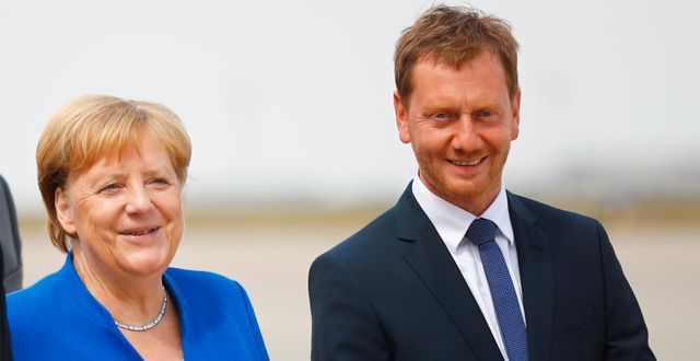 Angela Merkel och Michael Kretschmer 2019. HANNIBAL HANSCHKE / TT NYHETSBYRÅN