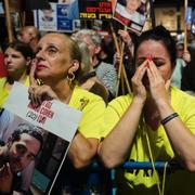 Familj och vänner till gisslan demonstrerar i Tel Aviv, Israel den 27 september 2025. 