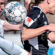 Illustrationsbild: Eskilstunas Vaila Marie Barsley och Göteborgs Pauline Hammarlund i kamp om bollen under påskdagens fotbollsmatch i damallsvenskan mellan Kopparbergs/Göteborgs FC och Eskilstuna United DFF på Valhalla.