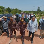 Kambodjas utrikesminister på plats vid gränsen där strider mellan Kambodja och Thailand förekommit.