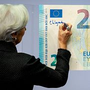 ECB-chefen Christine Lagarde signerar en överdimensionerad eurosedel i samband med ett evenemang i Frankfurt 2019.
