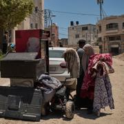 Palestinier samlar sina ägodelar innan deras hem rivs av israeliska styrkor på Västbanken.