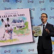 John Oliver och boken ”A day in the life of Marlon Bundo”. 