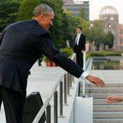 Obama tillsammans med premiärminister Shinzo Abe i Hiroshima tidigare på fredagen.