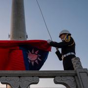 Flaggceremoni vid Chiang Kai-Sheks minneshall i Taiwan. 