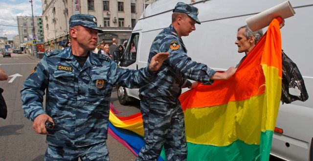 Polis ingriper mot en prideparad i Moskva 2012.  Mikhail Metzel / Ap