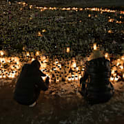 13 februari, människor tänder ljus på minnesplatsen utanför Risbergska i Örebro där tio personer mördades. 