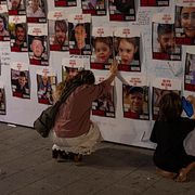 Minnesplats över Israelerna som kidnappades av Hamas den 7 oktober 2023.