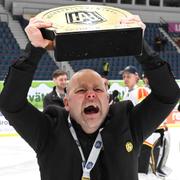  Brynäs tränare Niklas Gällstedt med medalj runt halsen jublar efter segern i tisdagens ishockeymatch, final fyra av sju, i Hockeyallsvenskan mellan Djurgårdens IF och Brynäs IF på Hovet.  Därmed är  Brynäs tillbaka i SHL. 