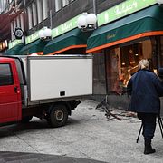 Polisen arbetar utanför klockbutiken på Drottninggatan som utsattes för ett rån mitt i julhandeln, 10 december, 2016.