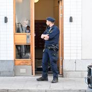 15-åringen hittades vid en port till ett flerfamiljshus i närheten av Älvsjö station. 