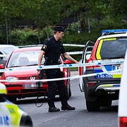 Poliser vid avspärrningar i det bostadsområdet där den avlidne mannen hittades med skottskador.