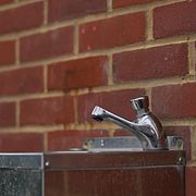 Vattenstation i ett Londonskola.