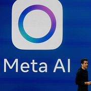 Metas produktchef Chris Cox på AI-utvecklarkonferensen Llamacon 2025.