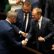 Tusk gratuleras i parlamentet. 