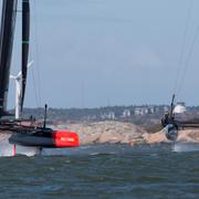 Bild från fredagens tävlingar: Oracle Team USA och Softbank Team Japan flyger fram över vågorna.