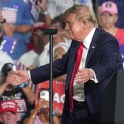 Arkivbild på Darline Graham och Donald Trump från ett kampanjmöte i somras.