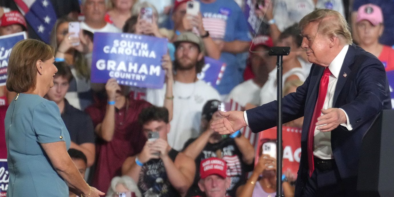 Arkivbild på Darline Graham och Donald Trump från ett kampanjmöte i somras.