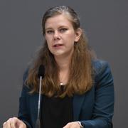 Emma Berginger (MP) under pressträff med försvarsberedningen.
