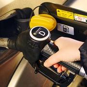 Målet för Preem är att till år 2030 tillverka närmare 3 000 000 000 liter förnybar bensin och diesel.