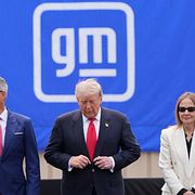 President Donald Trumpmed GM:s vd Mary Barra och transportminister Sean Duffy vid bilfabrik i Michigan i juli i år.