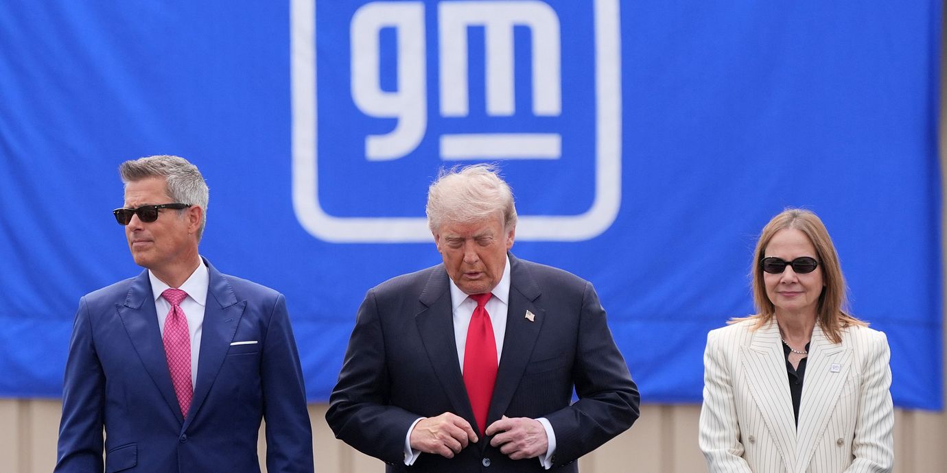 President Donald Trumpmed GM:s vd Mary Barra och transportminister Sean Duffy vid bilfabrik i Michigan i juli i år.