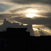 Solen stiger över Teheran på söndagen.