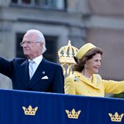  Carl XVI Gustaf och drottning Silvia vinkar från Slottet  i samband med kungens 50-årsjubileum på tronen. 