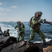 Värnpliktiga från femte amfibiebataljonen övar landstigning på Galterö i Göteborgs skärgård.