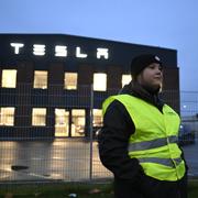 Arkivbild. Strejkvakt från IF Metall utanför Teslas Servicecenter i Segeltorp i Stockholm.