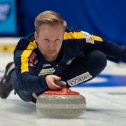 Niklas Edin släpper en sten i matchen mot Kanada.