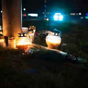 Tända ljus utanför Risbergska skolan i Örebro efter tisdagens skolskjutning som krävde minst elva dödsfall.