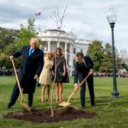 Donald och Melania Trump samt Emmanuel och Brigitte Macron odlar ett träd utanför Vita huset år 2018.