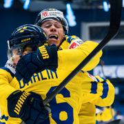 Rasmus Dahlin och Lucas Raymond firar Dahlins 1–0-mål- 