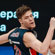 Jonas Jerebko (till vänster) i CSKA Moskva-tröjan vid en ligamatch i april.