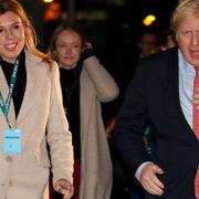 Carrie Symonds, flickvän, och Boris Johnson efter segern.