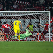 Granit Xhaka rullar in straffen. 