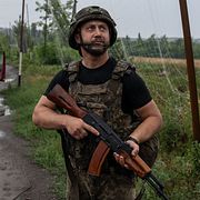 En ukrainsk soldat håller utkik efter drönare i Donetskregionen den 10 juli 2026. Fotot är tillhandahållet av Ukrainas 93:e mekaniserade brigad.