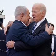 Joe Biden och Benjamin Netanyahu efter att Biden anlänt till Tel Aviv den 18 oktober 2023. 