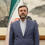 Två män med surfbräda nära iranska Bandar Abbas och Irans vice utrikesminister Kazem Gharibabadi.