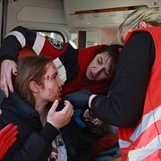 En skadad lokalbo får sjukvård efter ett ryskt anfall i Zaporizjzja, 14 mars.